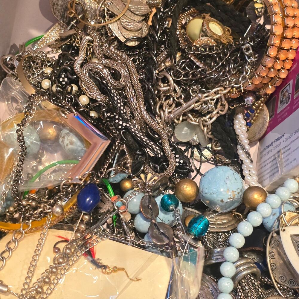 4 Lbs Junk Jewelry Lot Broken Tangled Repurpose Repair Vintage To Now SKU 3421 - Picture 2 of 6